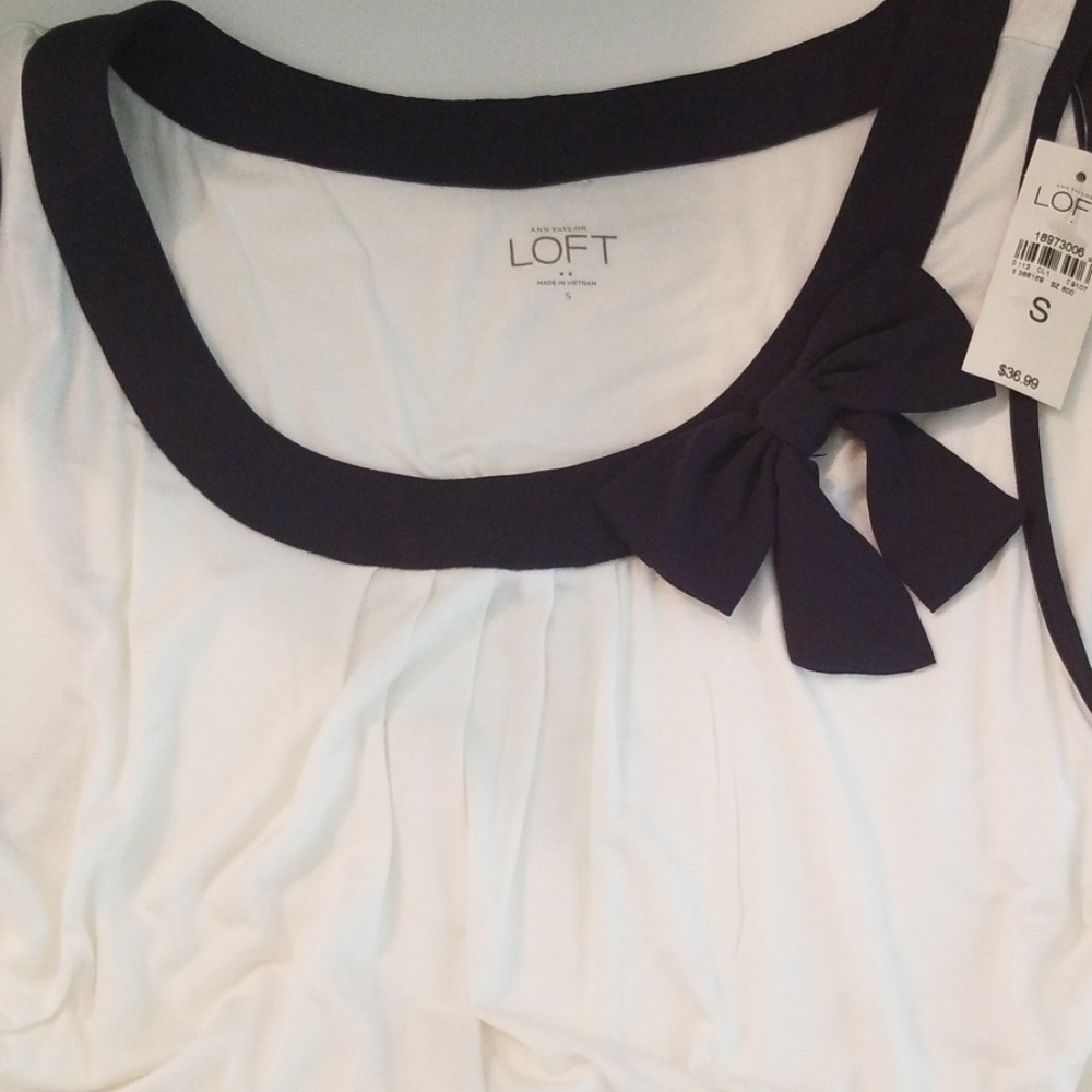 Sleeveless top with slight elastic bottom
